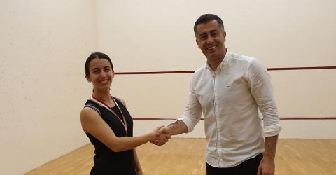 Squash Turnuvası kadınlar kategorisi şampiyonu...